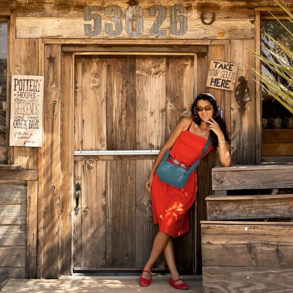 Lightweight Anti-Theft Crossbody Bag: Ideal for Hands-Free Travel Adventures - Picture 3 of 11